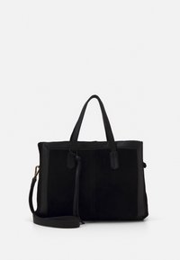 Sac à main noir avec des accents en cuir lisse, forme rectangulaire, double anses supérieures, bandoulière amovible et côtés en daim texturé.