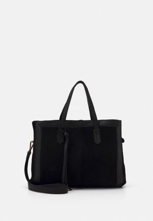 Sac à main noir avec des accents en cuir lisse, forme rectangulaire, double anses supérieures, bandoulière amovible et côtés en daim texturé.