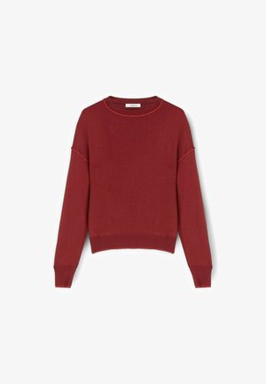 Pulover tricotat roșu cu guler rotund, umeri lăsați și manșete cu nervuri. Prezintă cusături contrastante pe margini. Material texturat, moale.