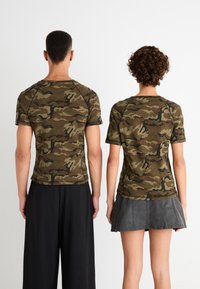 Jaded London CAMO STARSTRUCK TEE UNISEX - T-shirt estampada - brown