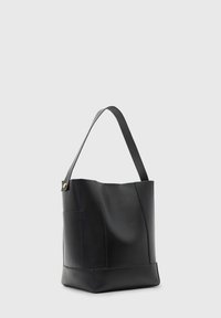 Czarna skórzana torba tote o zdefiniowanej konstrukcji, z jedną rączką i detalami szwów. Gładka tekstura z matowym wykończeniem.