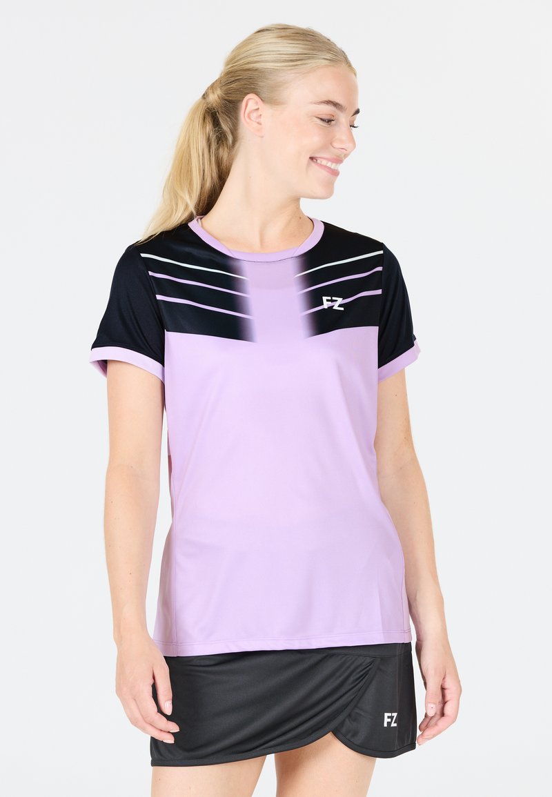 Lilla sportskjorte med sorte skuldre, prydet med diagonale hvide striber. Stoffet er glat, med rund halsudskæring og korte ærmer.