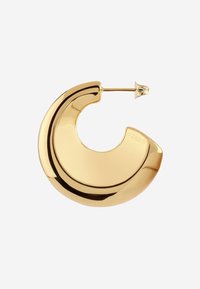 Boucle d'oreille anneau en or de forme croissant, surface lisse et finition polie. Dotée d'une fermeture à tige et d'un marquage en relief subtil.