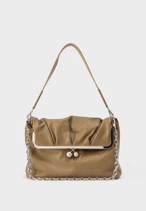 Brūna ādas rokassoma ar savērpto dizainu, metāla detaļām un sudraba ķēdes siksniņu. Tai ir pulēta metāla rāmis un divi sfēriski aizdares elementi.