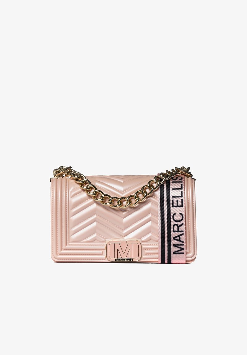 Borsa in ecopelle rosa trapuntata con tracolla in catena dorata e accento in tessuto a righe. Presenta una chiusura con logo e una trama a zig zag.