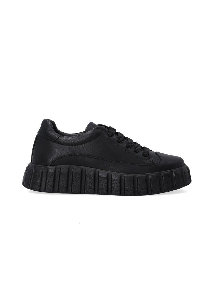 Czarne skórzane sneakersy z zaokrąglonym noskiem, wyposażone w zaokrąglone sznurówki oraz grubą, żłobioną podeszwę, która zwiększa wysokość i nadaje teksturę.