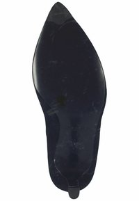 Semelle de chaussure noire à bout pointu avec une texture lisse et un design minimaliste. Bords légèrement incurvés et petit accent de talon.