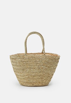 Tkany słomiany torba typu tote z dwoma zaokrąglonymi uchwytami i naturalnym, teksturowanym wzorem na jednolitym tle.