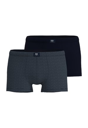 Twee paar herenboxershorts, één effen zwart en één donkergrijs met een subtiel gestreept patroon, elk met een klein logolabel op de tailleband.