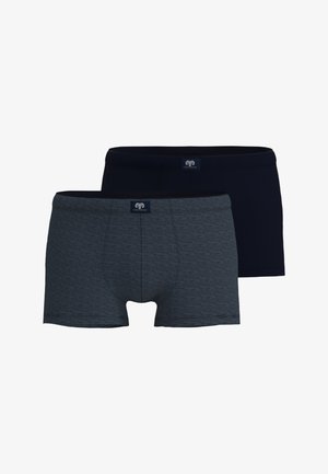 Twee paar herenboxershorts, één effen zwart en één donkergrijs met een subtiel gestreept patroon, elk met een klein logolabel op de tailleband.