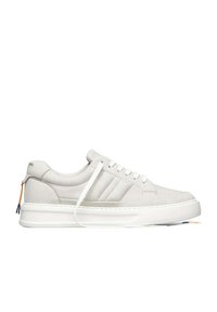 Sneaker in suede grigio chiaro con suola in gomma bianca, tre strisce laterali e un accento colorato sul tallone. Presenta lacci tondi e dettagli cuciti.