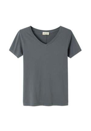 Szara koszulka z krótkim rękawem i dekoltem w kształcie litery V. Wykonana z miękkiego materiału o gładkiej teksturze. Prosty, klasyczny krój bez wzorów czy akcentów.