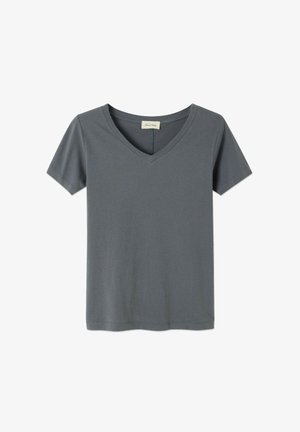 Szara koszulka z krótkim rękawem i dekoltem w kształcie litery V. Wykonana z miękkiego materiału o gładkiej teksturze. Prosty, klasyczny krój bez wzorów czy akcentów.