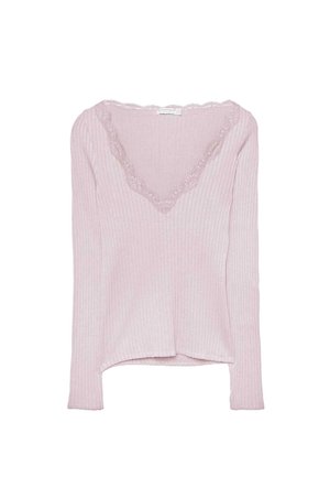 Lyserød ribstrikket bluse med lange ærmer og blondekant omkring dyb V-udskæring, let buet kant samt en tætsiddende silhuet.