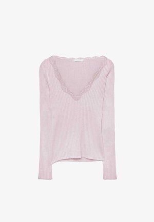 Jasnoróżowa prążkowana bluzka z długim rękawem, ozdobiona koronką wzdłuż głębokiego dekoltu w kształcie litery V, z lekko zakrzywionym dołem i dopasowanym fasonem.