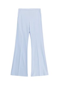 Pantaloni a campana di colore azzurro chiaro, realizzati in tessuto morbido, con due tasche laterali e vita aderente per una silhouette affusolata.