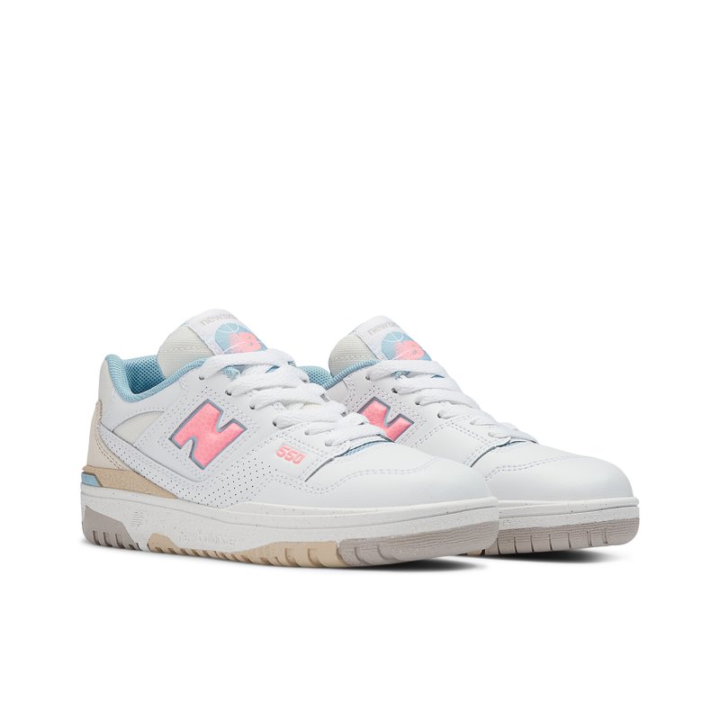 Sneakers bianchi con tomaia in pelle, rivestimento blu, dettagli rosa, lati perforati e dettaglio sul tallone beige. Presentano una suola imbottita e punta arrotondata.