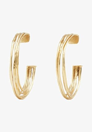 Goldfarbene Metall-Creolen mit gedrehtem Design, das glatte und strukturierte Oberflächen kombiniert, unten offen für einfaches Tragen.
