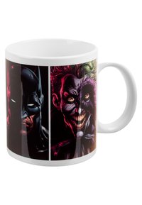 La tazza ceramica bianca presenta grafiche di Batman e il Joker. Batman è rappresentato in toni scuri, mentre il Joker ha accenti colorati e vivaci.