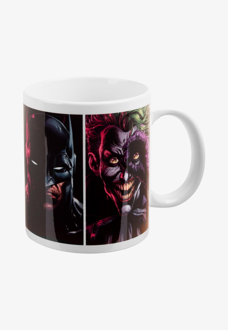 La tazza ceramica bianca presenta grafiche di Batman e il Joker. Batman è rappresentato in toni scuri, mentre il Joker ha accenti colorati e vivaci.