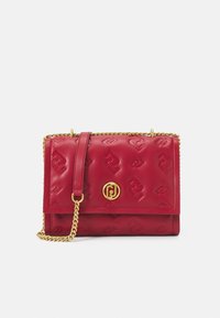 Borsa a tracolla in pelle trapuntata rossa con una catenella dorata, caratterizzata da loghi in rilievo, una patta frontale e un accento rotondo in oro.
