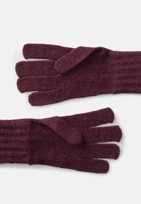 Bordeaux handsker lavet af struktureret strikkemateriale, med fem fingre og ribbede detaljer langs håndleddet. Blødt og varmt design.