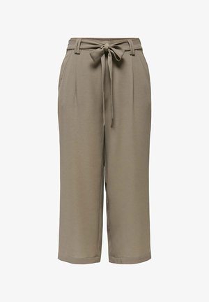 Pantalon large taupe taille haute, court, avec passants de ceinture et ceinture en tissu nouée à la taille, plis à l'avant et poches latérales.