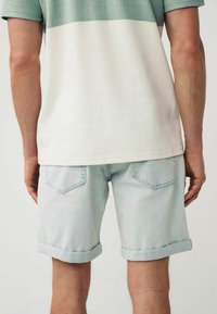 Next REGULAR FIT - Farmer rövidnadrágok - bleach denim
