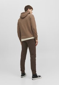 Jack & Jones JJIGORDON JJSHARK - Dresside alumine osa - seal brown