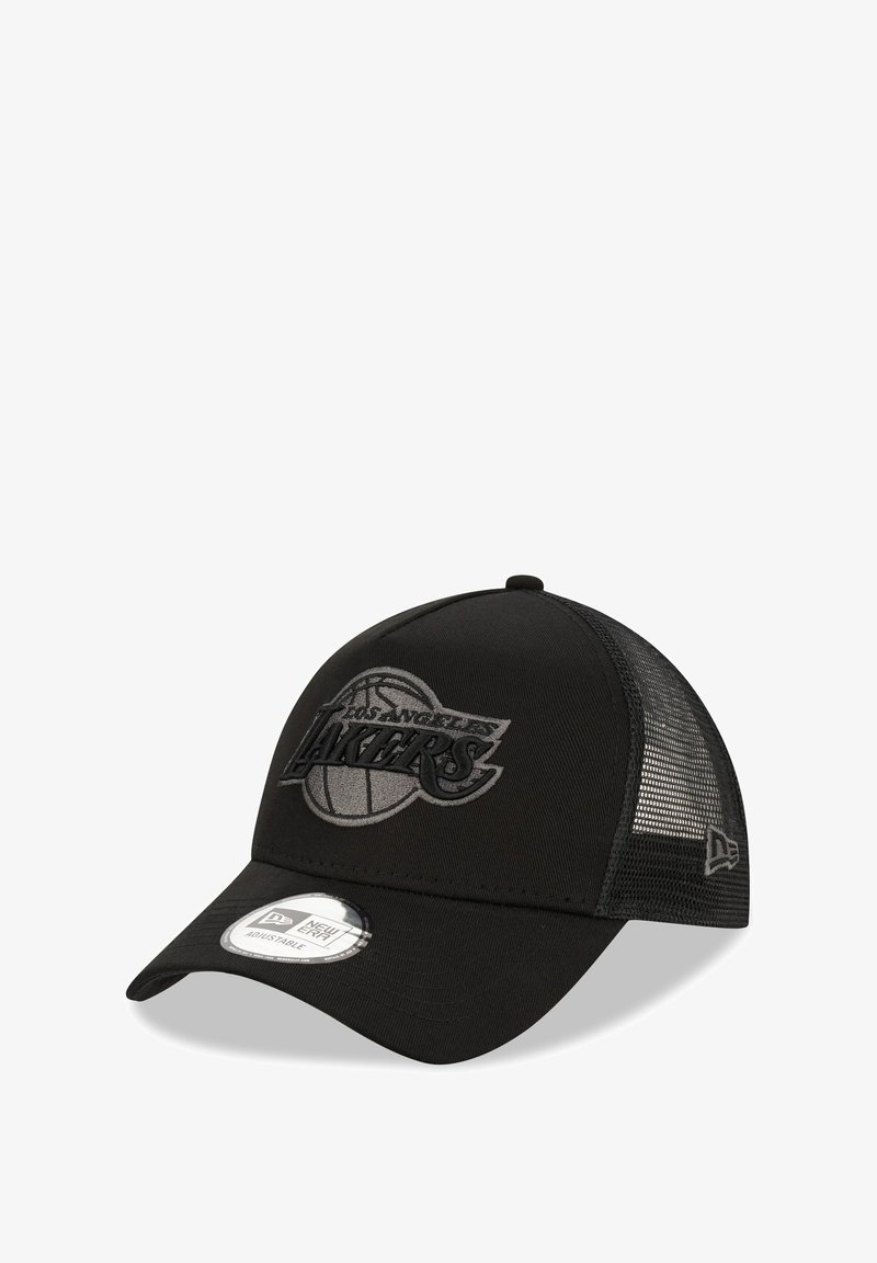 Boné preto de beisebol com laterais de malha, com um logotipo bordado em prata dos "Los Angeles Lakers" e uma fita ajustável na parte de trás.