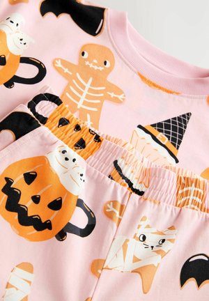 Pigiami per bambini rosa con stampe a tema Halloween, tra cui zucche, fantasmi, ometti di pan di zenzero e mummie. Tessuto in cotone morbido.
