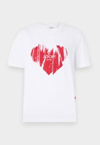 Balta medvilnės marškinėliai su dideliu raudonu širdies grafiku ir tekstu "JOOP! JEANS" centre. Trumpomis rankovėmis ir apvaliu kaklu.