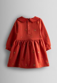 Červené šaty s dlouhými rukávy a volánkovým límcem, s barevnými vyšívanými květinami a houbami, a zapínáním na knoflíky na krku.