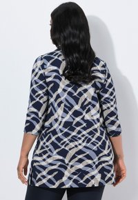 Tunisino blu navy con motivo astratto grigio chiaro e crema, maniche a tre quarti, spacco laterale e tessuto di texture liscia.