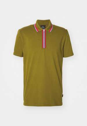 Polo de color verde oliva con mangas cortas, cuello con cremallera y un collar multicolor con acentos en rojo y gris. Tejido suave y texturizado.