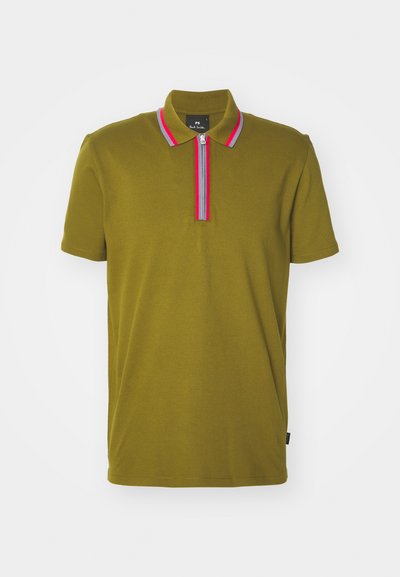 Polo de color verde oliva con mangas cortas, cuello con cremallera y un collar multicolor con acentos en rojo y gris. Tejido suave y texturizado.