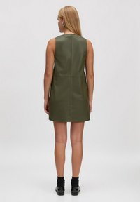 Grünes, veganes Leder, ärmelloses Kleid, figurschnitt, glatte Textur, knielang mit geradem Schnitt, minimalistische Rückenverarbeitung und keine sichtbaren Beschläge.