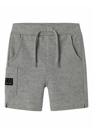 Shorts en tissu tricoté gris avec taille côtelée, cordon de serrage à l'avant, poches latérales et une petite pièce sur la poche de la jambe gauche.