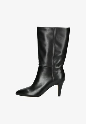 Botte montante en cuir noir avec un bout pointu, un design épuré et un talon de 7,5 cm ; texture lisse avec un minimum de coutures visibles.