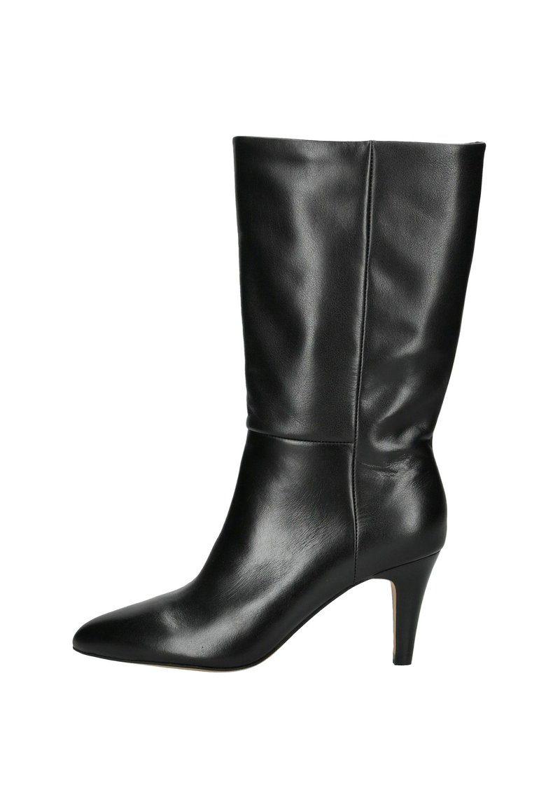 Černá kožená vysoká bunda po kolena s špičatou špičkou, elegantní design a 3-palcový podpatek; hladká textura s minimálním viditelným švem.