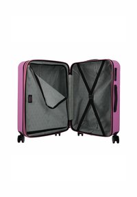 Maleta rígida rosa con interior gris. Cuenta con múltiples compartimentos, correas cruzadas y un divisor con cremallera. Cuatro ruedas para mayor movilidad.
