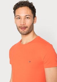 Tommy Hilfiger T-shirt básica - hawaiian coral