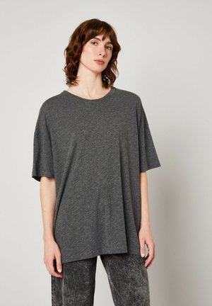 Graues, locker sitzendes Kurzarm-T-Shirt aus weichem Stoff mit rundem Ausschnitt. Subtile Textur und längerer Saum hinten.