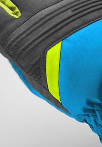 Flerfärgad handske med en svart ovandel, ljusblå och neongula detaljer, med textil med textur och förstärkta sömmar för hållbarhet.