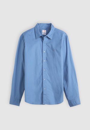 Helles blaues Langarmhemd aus Baumwolle. Verfügt über einen klassischen Kragen, eine Knopfleiste auf der Vorderseite und ein kleines Logo auf der linken Brust.
