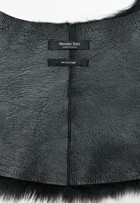 Sort læderbeklædning med en tekstureret finish, der har en blød sort pelskant i bunden og etiketter med teksten "Massimo Dutti" og "100 % LÆDER."