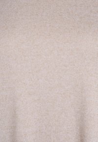 Svetle béžová tkanina s jemným, texturovaným povrchem. Materiál vykazuje mírné variace v odstínech, což vytváří jemný, mramorovaný vzhled.