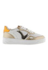 Sneaker bianca con accenti dorati e argentati, pelle testurizzata, linguetta imbottita, tab di tacco arancione e lacci bianchi. Progettata con una silhouette moderna.