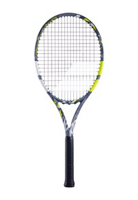 Tenniss racket met een grijs en zwart frame, gele accenten en een gestructureerde zwarte grip. Kenmerkt zich door een rasterpatroon in de snaren en een ovale vorm.