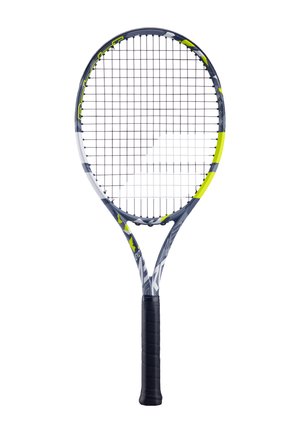Tenniss racket met een grijs en zwart frame, gele accenten en een gestructureerde zwarte grip. Kenmerkt zich door een rasterpatroon in de snaren en een ovale vorm.